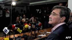 Teodoro Petkoff, director del diario Tal Cual y excandidato a la presidencia de Venezuela por el Partido Idependiente, responde preguntas a la prensa en Caracas el 08 de agosto del 2006.