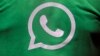 Archivo - Un logo de Whatsapp en una camiseta de un representante de WhatsApp-Reliance Jio durante un esfuerzo de las dos compañías para educar a los usuarios, en India.