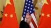 Archivo - El presidente de EE.UU., Donald Trump, saluda durante las declaraciones conjuntas con el presidente de China, Xi Jinping, en el Gran Palacio del Pueblo en Beijing, China, el 9 de noviembre de 2017.