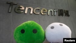 中国广州腾讯办公楼前的微信吉祥物（路透社2017年5月9日）