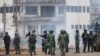 La police guinéenne se rassemble pour disperser les manifestants lors d'un rassemblement de l'opposition à Conakry le 23 octobre 2018.