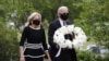 Ish-nënpresidenti Biden dhe bashkëshortja e tij, Jill Biden vendosën një kurorë me lule në një monument të të rënëve në Uilmington.