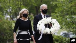 Ish-nënpresidenti Biden dhe bashkëshortja e tij, Jill Biden vendosën një kurorë me lule në një monument të të rënëve në Uilmington.