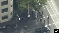 Un hombre apuñaló a tres personas, una de ellas fatalmente, en la segunda ciudad más grande de Australia, el viernes. 