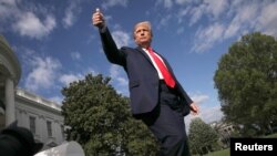 Le président américain Donald Trump donne un coup de pouce aux journalistes alors qu'il part pour un week-end à Camp David depuis la Maison Blanche à Washington, aux Etats-Unis, le 1er mai 2020. REUTERS/Carlos Barria