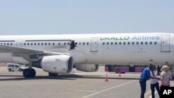 Cette photo prise le 2 février 2016 sur la piste de l'aéroport de Mogadiscio, en Somalie, montre un trou béant dans la carlingue d’un appareil opéré par Daallo Airlines.