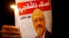 Una imagen del asesinado periodista saudí Jamal Khashoggi muestra un manifestante frente al consulado de Arabia Saudí en Estambul, Turquía, el 25 de octubre de 2018.