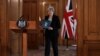La primera ministra británica, Theresa May, da una declaración en el interior del número 10 de Downing Street en Londres, el 2 de abril de 2019, después de presidir una reunión que duró un día.