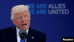 Le président américain Donald Trump assiste à un sommet de l'OTAN au siège de l'OTAN à Bruxelles, en Belgique, le 25 mai 2017.
