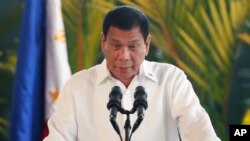 Le président philippin Rodrigo Duterte s'adresse aux journalistes lors d'une conférence de presse, Manille, le 25 octobre 2016.