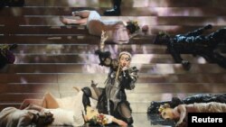 Madonna, presentándose como invitada durante la gran final del concurso Eurovisión 2019, en Tel Aviv, Israel. 19-5-19. Imagen cortesía de Orit Pnini para KAN/Handout via REUTERS.