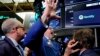 Las acciones en Estados Unidos subían el lunes tras planes de China de reformar las tasas de interés, que aumentaron las esperanzas de que las principales economías del mundo tomarán medidas para contener el impacto de una escalada en la tensión comercial.