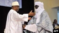 Le Président du Mali, Ibrahim Boubacar Keita, et le représentant de la coalition rebelle touareg, Mahamadou Djery Maiga, le 20 juin 2015 à Bamako.