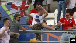 Un supporter russe s'attaque à un Anglais le 11 juin 2016 au stade Velodrome à Marseilles.