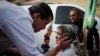 El líder de la oposición venezolana Juan Guaido, a quien muchas naciones han reconocido como el legítimo gobernante interino del país, saluda a sus partidarios después de su visita a la iglesia de La Chiquinquira en Maracaibo, Venezuela.