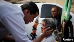 El líder de la oposición venezolana Juan Guaido, a quien muchas naciones han reconocido como el legítimo gobernante interino del país, saluda a sus partidarios después de su visita a la iglesia de La Chiquinquira en Maracaibo, Venezuela.