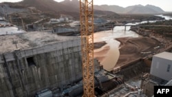 Vue générale sur le Nil Bleu: le barrage éthiopien est une structure colossale en béton de 145 mètres de haut et long de 1,8 kilomètre, destiné à devenir la plus grande centrale hydroélectrique d'Afrique. (Photo by EDUARDO SOTERAS / AFP)