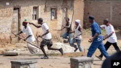 Des membres des Imbonerakure font fuir les manifestants de l'opposition à Kinama dans la capitale Bujumbura, au Burundi, le 25 mai 2015.