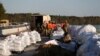 Miembros de la Guardia Nacional construyen una barrera de bolsas de arena para evitar inundaciones a causa del huracán Florence en la ruta US 501 en Carolina del Sur el miércoles, 19 de septiembre de 2018.