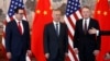 El viceprimer ministro chino, Liu He, centro, el secretario del Tesoro de EE.UU., Steven Mnuchin, a la izquierda, y el representante comercial de EE.UU., Robert Lighthizer, a la derecha, llegan para una sesión de fotos después de concluir su reunión en Pekín.