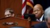 El presidente de la Comisión de Supervisión y Reforma de la Cámara de Representantes, Elijah Cummings (D-MD), maneja el martillo frente al Representante Jim Jordan (D-OH) (L) mientras Cummings preside una votación para emitir citaciones a la Casa Blanca por las políticas de autor