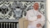“El Papa está profundamente entristecido por su muerte y reza por ellos y por todos los migrantes que han perdido la vida cuando intentaban huir de la guerra y la miseria”, dijo el portavoz del Santo Padre, Alessandro Gisotti.