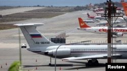 Un avión Ilyushin 62 con matrícula RA-86496 estaba estacionado el lunes en el aeropuerto internacional de Maiquetía.