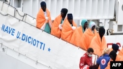 Des migrants et des réfugiés descendent du bateau de sauvetage "Diciotti", Catane, en Italie, le 8 janvier 2018.