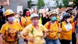 Anëtaret e grupit "Muri i Nënave" në Portland