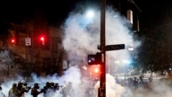Agjentët federalë duke shpërndarë protestuesit në Portland