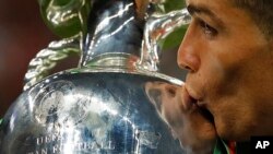 Cristiano Ronaldo embrassant le trophée de l'Euro-2016 au stade de France, Paris le 10 juillet 2016
