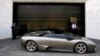 Un policía hace guardia cerca de un Lamborghini Murciélago 2007, parte de una flota de vehículos confiscados por el gobierno de políticos y del crimen organizado, que serán subastados en Ciudad de México. Mayo 21 de 2019.