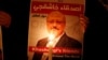 Un manifestante sostiene un cartel con una foto del periodista saudita Jamal Khashoggi en el exterior del consulado de Arabia Saudita en Estambul.