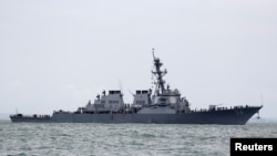 Le destroyer de la marine américaine USS John S. McCain, du nom d'un ancien sénateur républicain de l'Arizona. 