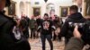 Një ndër ndjekësit e teorisë QAnon duke u përballur me policinë brenda godinës së Kapitolit të Shteteve të Bashkuara (Uashington, 6 janar 2021)