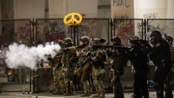 Agjentët federalë duke shpërndarë turmën në Portland
