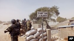 Des soldats camerounais dans Fotokol, le 25 février 2015. (AP Photo/Edwin Kindzeka Moki)
