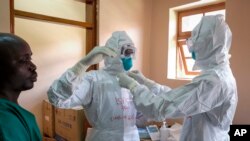 Madaktari wakivaa mavazi maalum ya kujikinga dhidi ya maambukizi ya virusi vya Ebola katika chumba maalum cha kuwatibu wagonjwa wa Ebola, Entebbe, Uganda Okt. 20, 2022