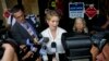 La candidata a la gobernación de Nueva York, Cynthia Nixon, habla con la prensa afuera de un centro electoral después de haber votado. 