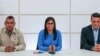 Delcy Rodríguez (centro), el ministro Néstor Reverol (izquierda) y el presidente de la oficina de identificación -SAIME- Gustavo Vizcaíno (derecha) anuncian el aumento del precio del pasaporte y su nuevo método de pago. Noviembre 5, 2018. (Foto: twitter oficial del ministro Reverol)