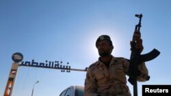 Un membre des forces libyennes fidèles au maréchal Khalifa Haftar garde le terminal pétrolier de Zueitina, à l'ouest de Benghazi, en Libye, le 14 septembre 2016.