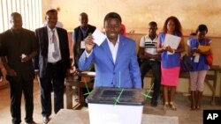 Le président Gnassingbé votant le 25 avril 2015 à Lomé 