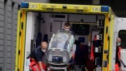 Ambulanca që mendohet se transportoi Alexei Navalny-it në hyrje të spitalit në Berlin, Gjermani (22 gusht 2020)