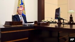 Presidenti rus Vladimir Putin gjatë një video-konference në rezidencën e tij në Novo-Ogaryovo, në rrethinat e Moskës (3 shtator 2020) 