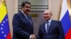 El presidente ruso Vladimir Putin le da la mano a su homólogo venezolano Nicolás Maduro, durante una reunión en la residencia estatal de Novo-Ogaryovo fuera de Moscú, Rusia. Foto de archivo.