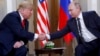 El presidente de EE.UU., Donald Trump (izquierda), y el presidente de Rusia, Vladimir Putin, se saludan en Helsinki, Finlandia, el 16 de julio de 2018.