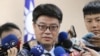 陆委会副主委兼发言人邱垂正星期一（28日）在立法院接受媒体采访(美国之音杨明摄）