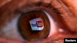 ARCHIVO - Reflejo del logo de YouTube. Reuters-Dado Ruvic.