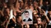 Mursi, una destacada figura de la agrupación Hermanos Musulmanes, fue el primer presidente democráticamente elegido en la historia moderna de Egipto.