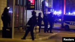 Fuerzas especiales de la policía francesa aseguran un área durante una operación policial donde el presunto pistolero, Cherif Chekatt, quien mató a tres personas en un mercado navideño en Estrasburgo, fue asesinado en el distrito de Meinau en Estrasburgo, Francia. Dic.13, 2018.